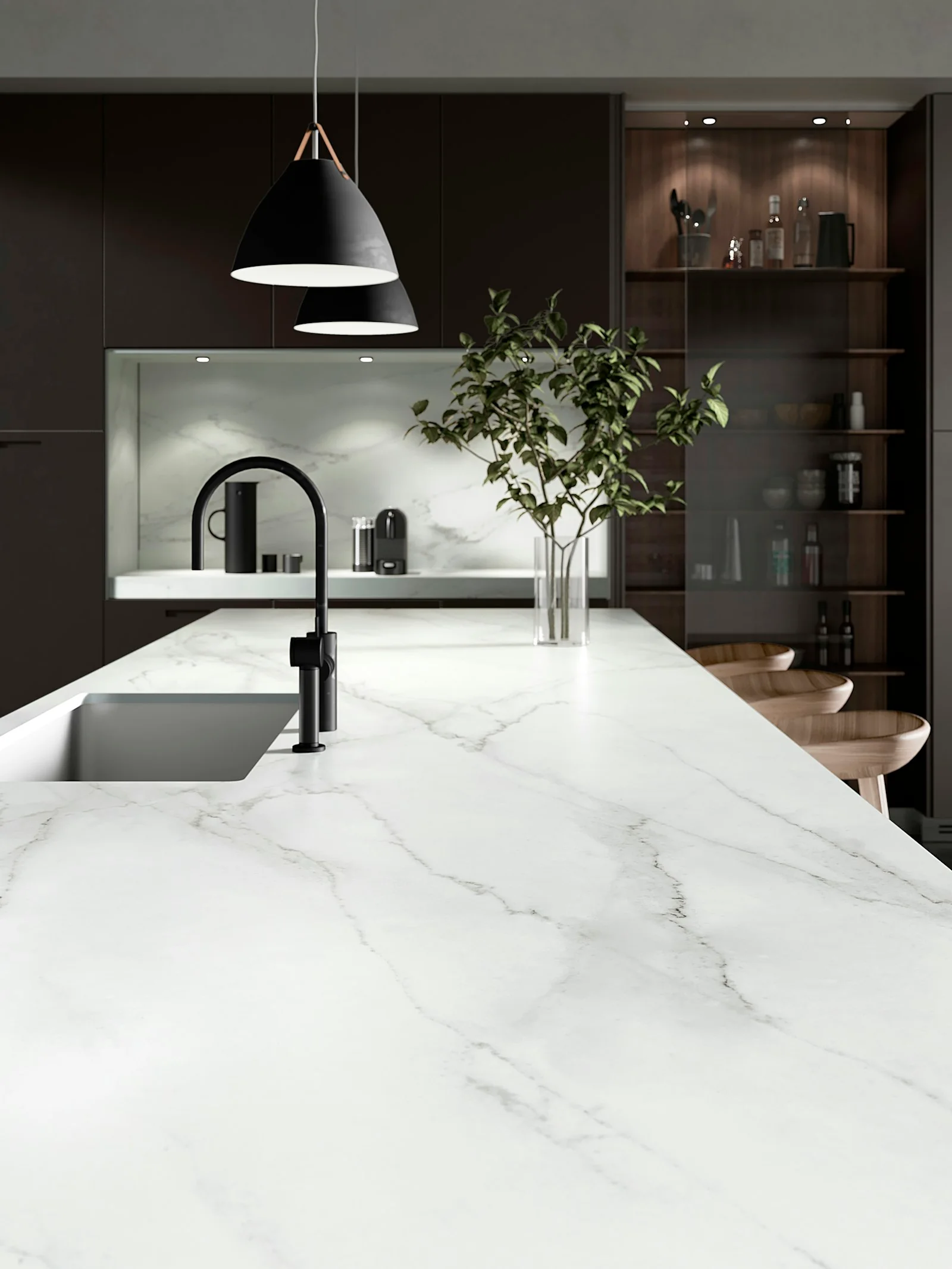 Grand plan de travail clair en Dekton Rem, veiné de gris et de brun, dans une cuisine en bois sombre.