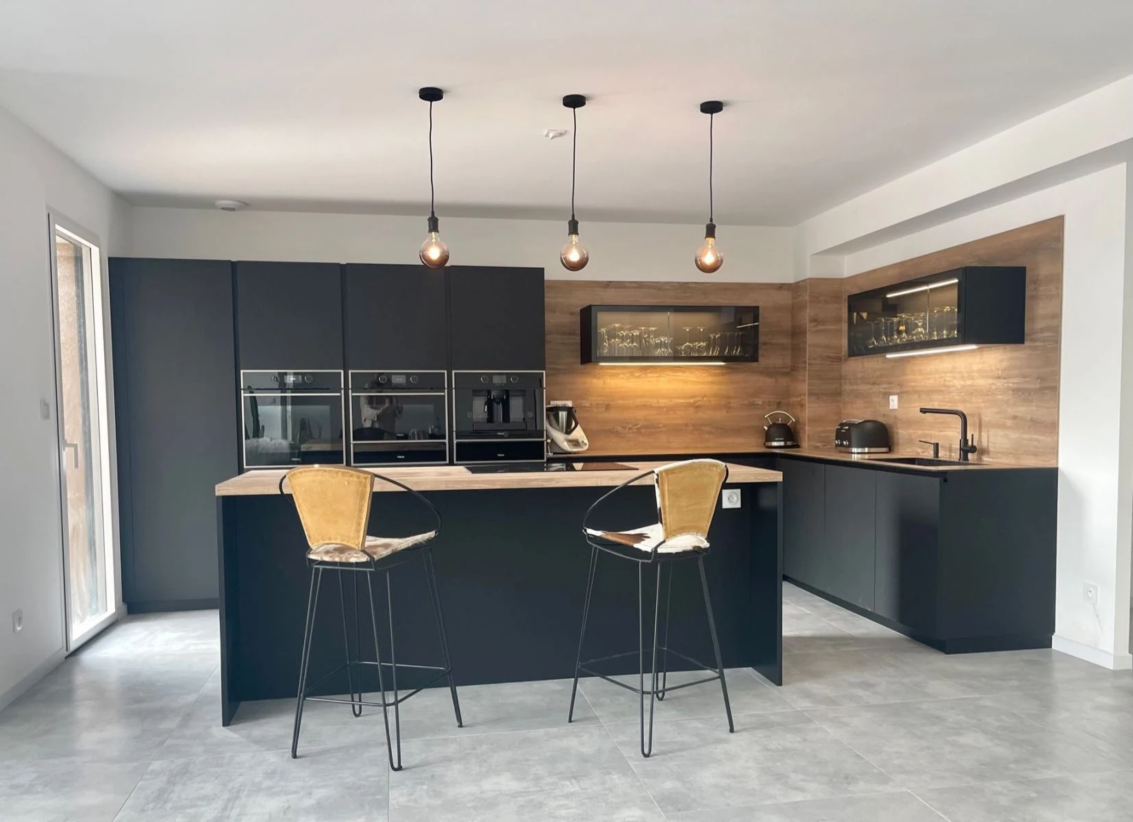 Cuisine anthracite — vue d’ensemble