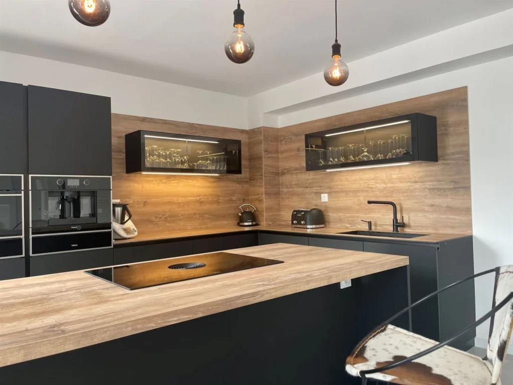 Détail d’une cuisine anthracite et bois, réalisation Cuis’In Concept