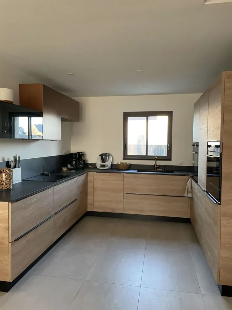 Cuisine en bois clair avec plan foncé, réalisation Cuis’In Concept
