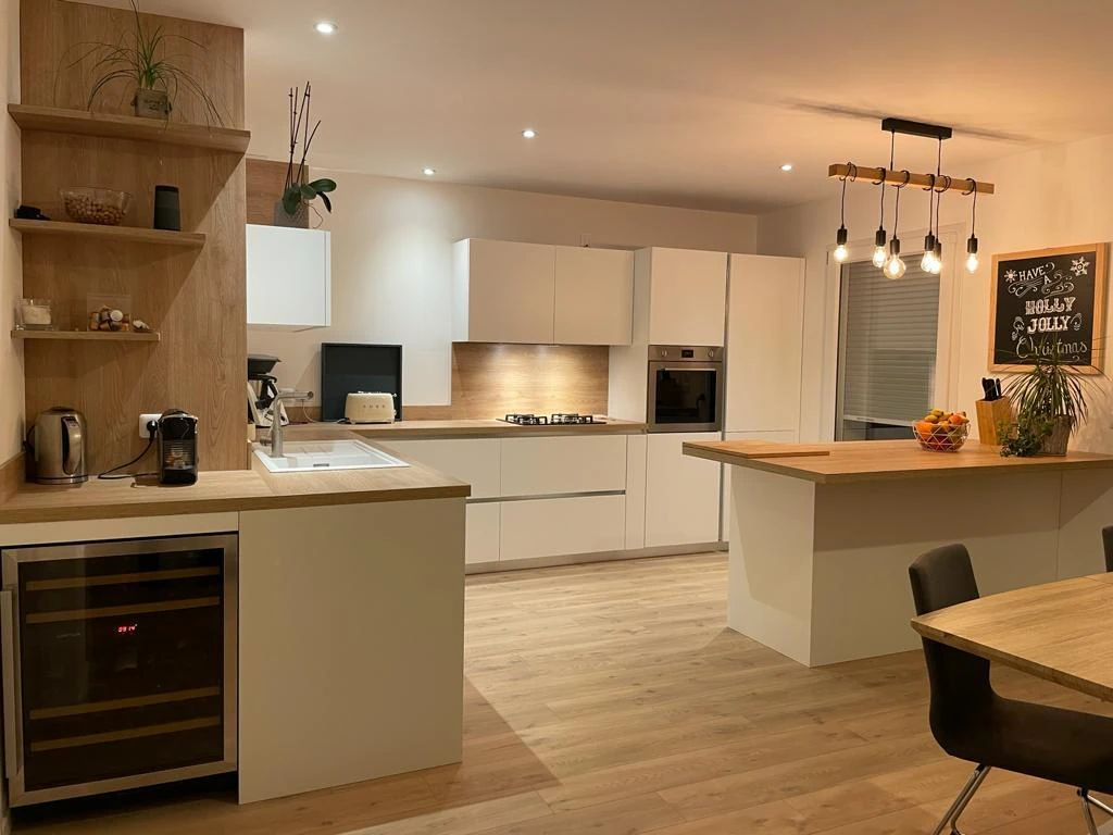 Cuisine claire avec espace repas, réalisation Cuis’In Concept