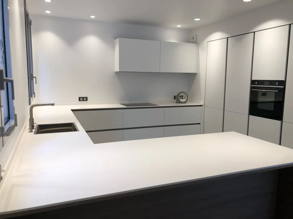Cuisine blanche aux lignes noires avec retour repas