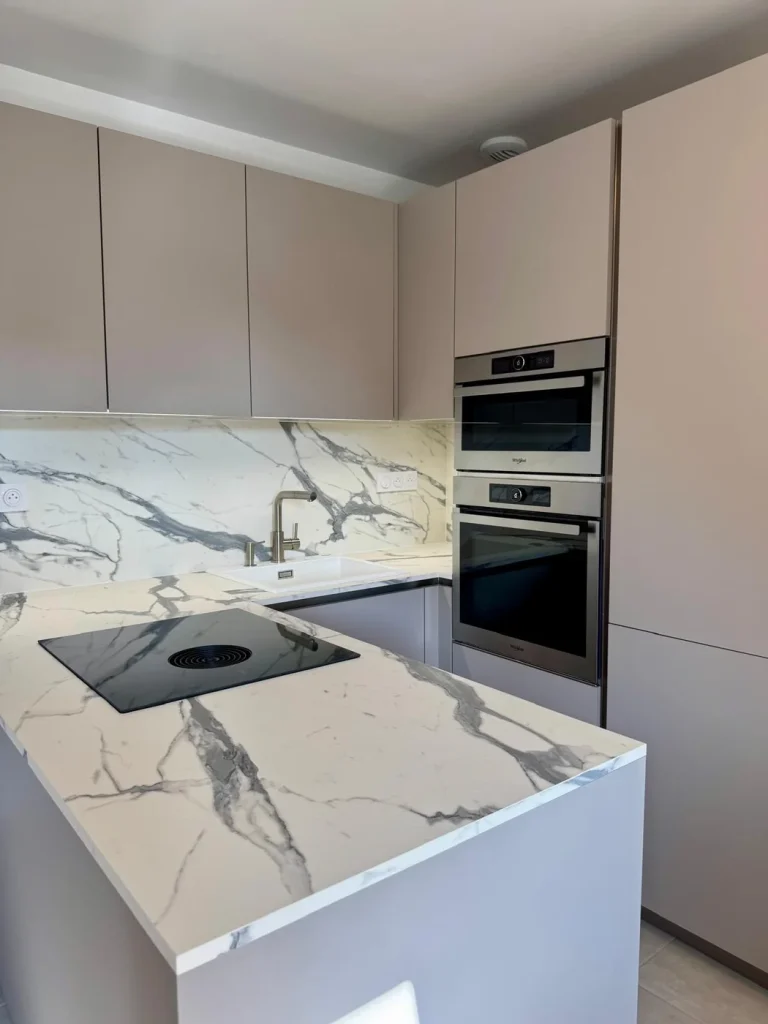 Cuisine compacte grège avec retour et plan veiné clair