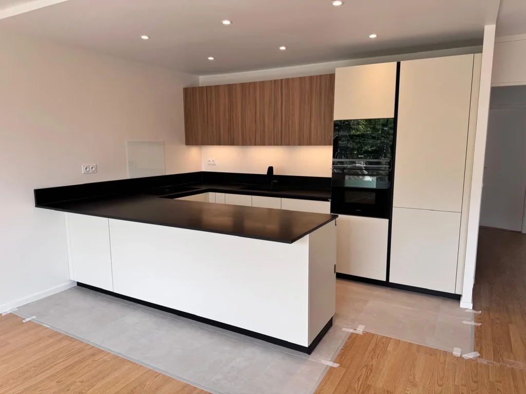 Cuisine blanche et noyer avec îlot et plan noir