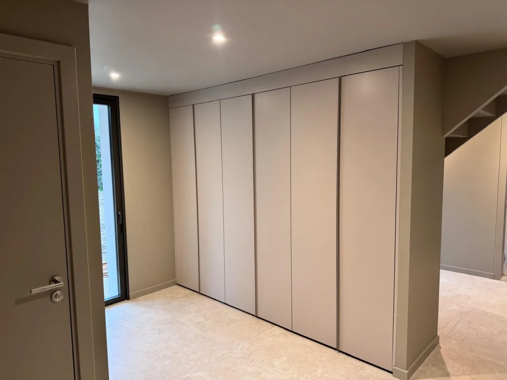 Dressing fermé intégré aux murs