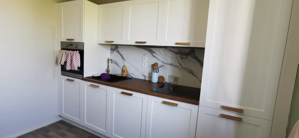 Cuisine blanche à façades cadrées et plan bois