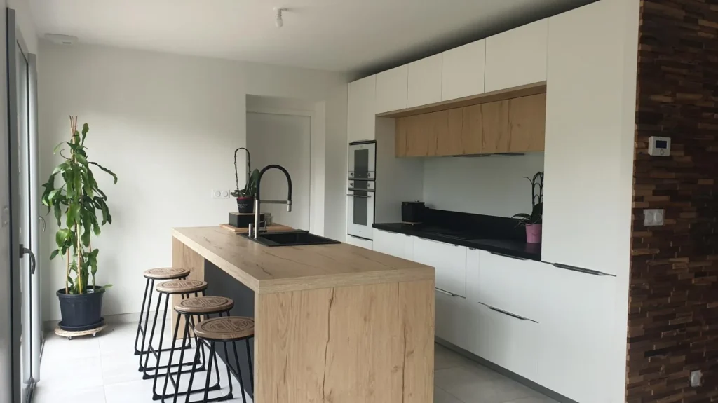 Cuisine blanche avec îlot bois et coin repas