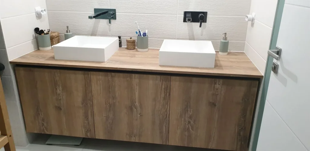 Salle de bains avec meuble bois et deux vasques